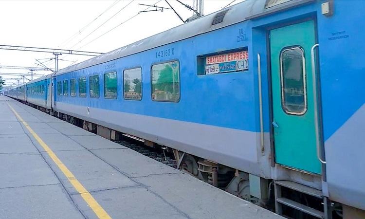 Travelling by Shatabdi Express? Indian Railways replaces 1 litre Rail Neer  with 500 ml bottle; here's why - Railways News