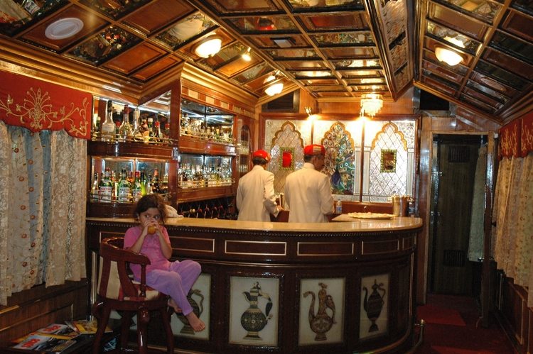 palace-on-wheels-bar